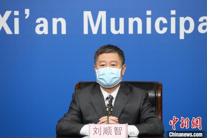 圖為西安市衛(wèi)生健康委主任劉順智6日在新聞發(fā)布會(huì)上?！∥靼彩姓﹫D