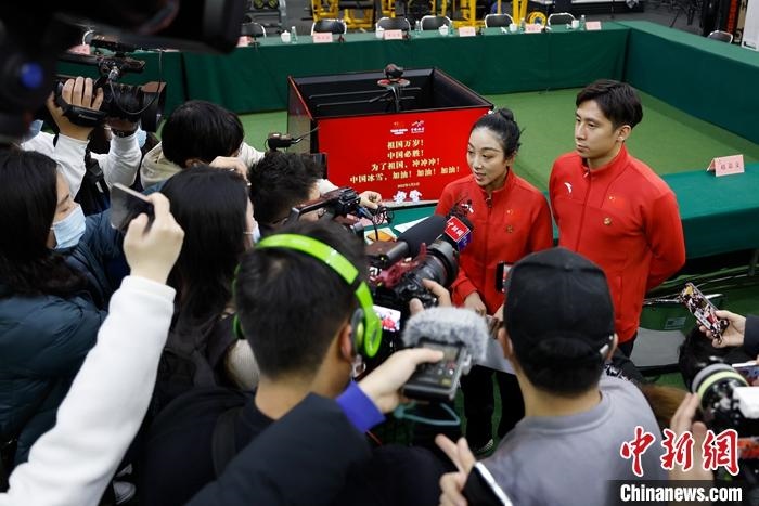 1月5日晚，全力沖刺北京冬奧學(xué)習(xí)座談會(huì)在北京舉行。座談會(huì)后，中國(guó)花樣滑冰雙人滑組合隋文靜、韓聰接受記者采訪(fǎng)。 <a target='_blank' href='/'>中新社</a>記者 富田 攝