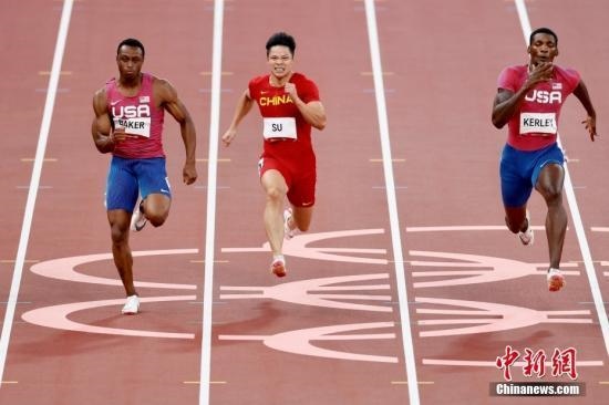 資料圖：北京時(shí)間8月1日晚，在東京奧運(yùn)會(huì)男子百米決賽中，中國選手蘇炳添以9.98秒的成績(jī)獲得第六名，作為首位闖進(jìn)奧運(yùn)男子百米決賽的中國人，他再次創(chuàng)造了歷史。圖為蘇炳添在比賽中。<a target='_blank' href='/'>中新社</a>記者 富田 攝