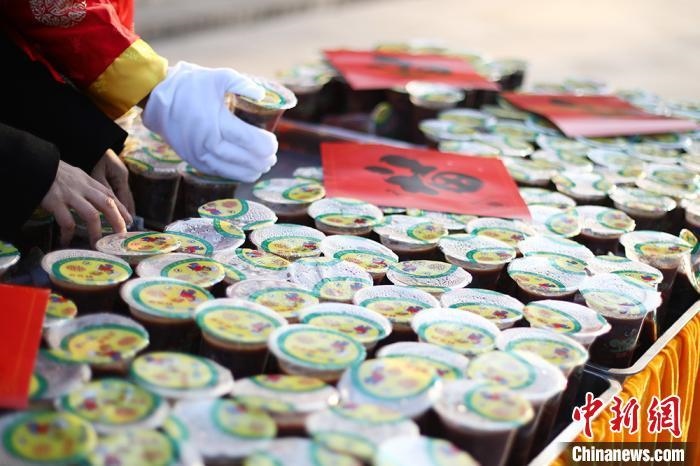 資料圖：工作人員將定制的臘八粥擺放整齊?！°蟛?攝