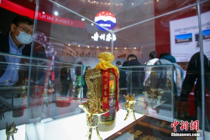 10月19日，天津，參觀者在中國茅臺展位參觀展示的白酒。當(dāng)天，第105屆全國糖酒商品交易會在國家會展中心(天津)啟幕。本屆糖酒會展覽總面積20萬平方米，吸引了來自40多個國家和地區(qū)的3504家參展商參展，共設(shè)置了傳統(tǒng)酒類、葡萄酒及國際烈酒、食品及飲料、調(diào)味品及配料、食品機械及包裝等展區(qū)。 <a target='_blank' href='/'>中新社</a>記者 佟郁 攝