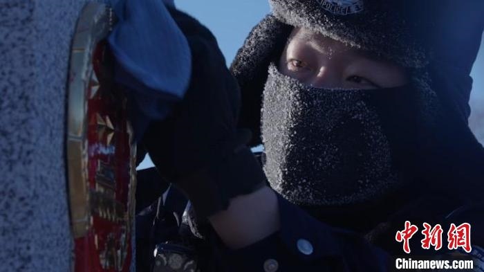 圖為恩和哈達(dá)邊境派出所的9名民警踏雪巡邊。　劉維明 攝