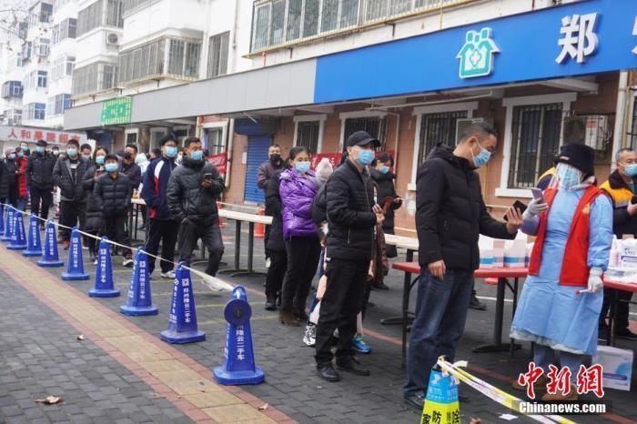 資料圖：1月7日，河南鄭州，市民有序排隊(duì)進(jìn)行核酸檢測。<a target='_blank' href='/'>中新社</a>記者 劉鵬 攝