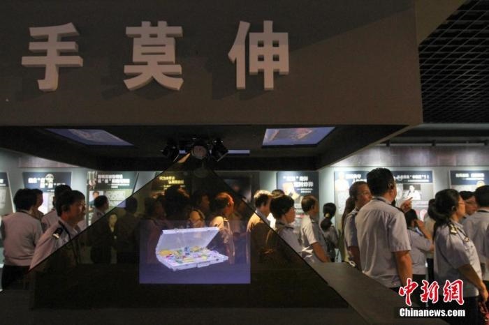 資料圖：2015年10月，海南省公安廳組織黨員干部前往反腐倡廉警示教育基地參觀受教。洪堅鵬 攝