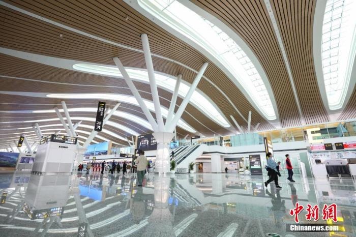 資料圖：貴陽(yáng)龍洞堡國(guó)際機(jī)場(chǎng)T3航站樓出發(fā)大廳。 瞿宏倫 攝