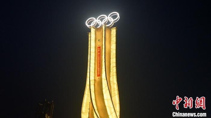 1月25日，由中建二局三公司承建的“海陀塔”順利竣工，奧運(yùn)五環(huán)閃耀延慶冬奧賽區(qū)?！≈薪ǘ秩竟﹫D
