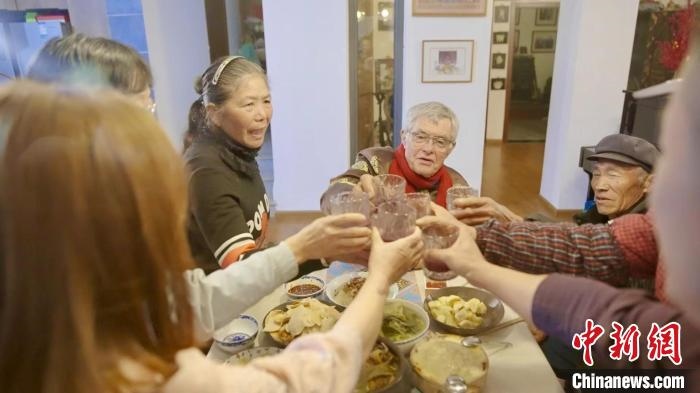 圖為賀歲紀(jì)錄片《“洋女婿”的中國年》劇照?！『h航 攝