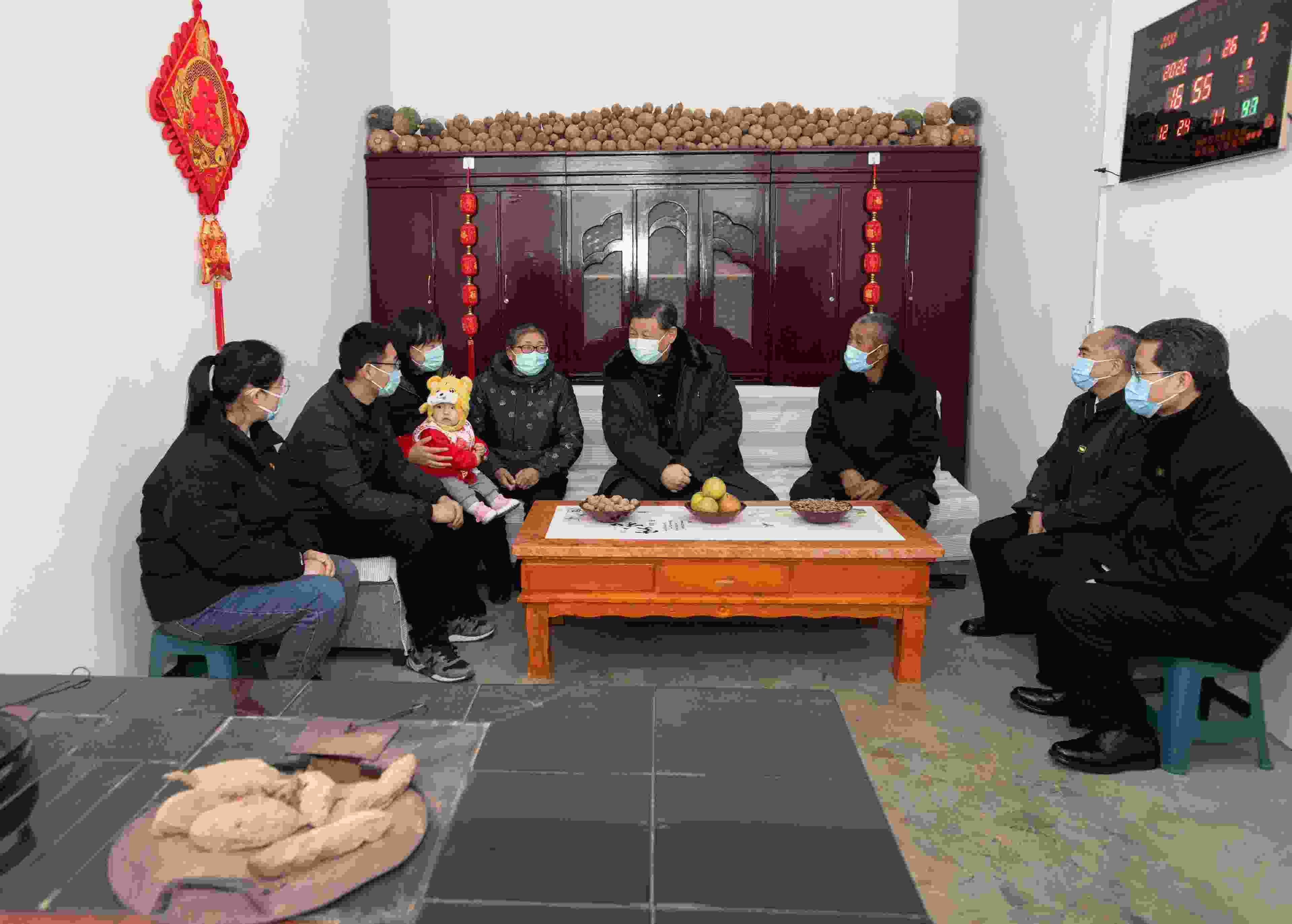 △2022年1月26日，中共中央總書記、國(guó)家主席、中央軍委主席習(xí)近平在臨汾市汾西縣僧念鎮(zhèn)段村同村民蔡文明一家親切交流。