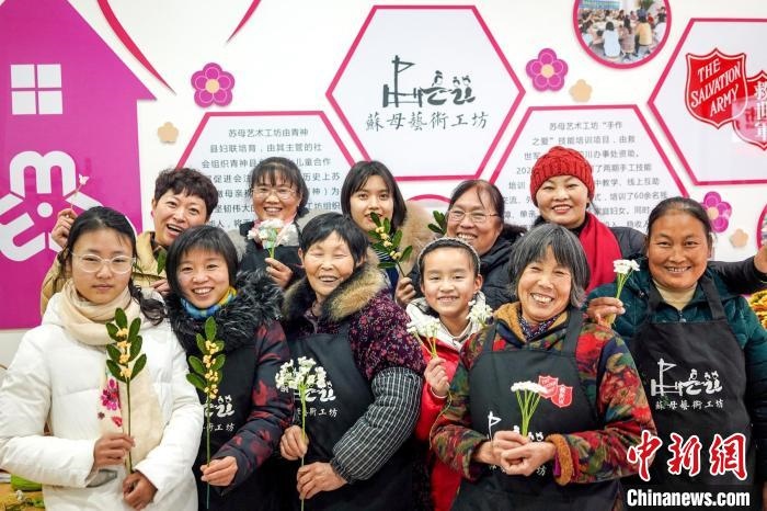 “蘇母藝術(shù)工坊”文創(chuàng)工作室的姐妹們?！」帕捡x 攝