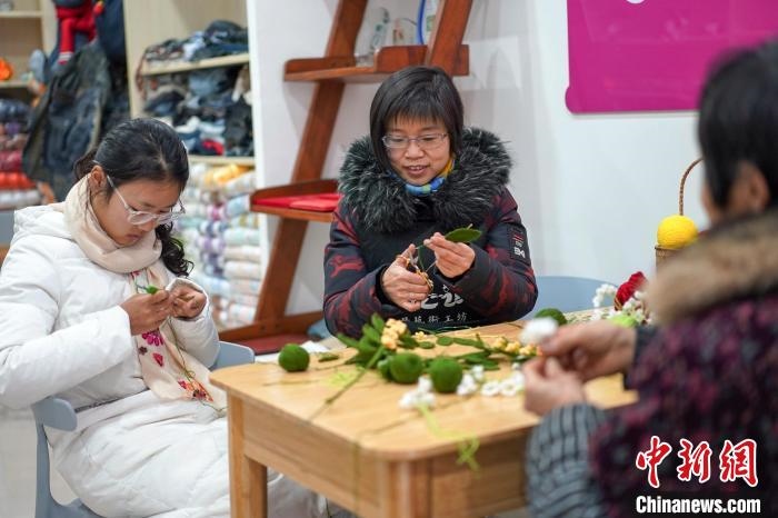 文創(chuàng)工作室的姐妹們正在鉤織月桂葉片?！」帕捡x 攝