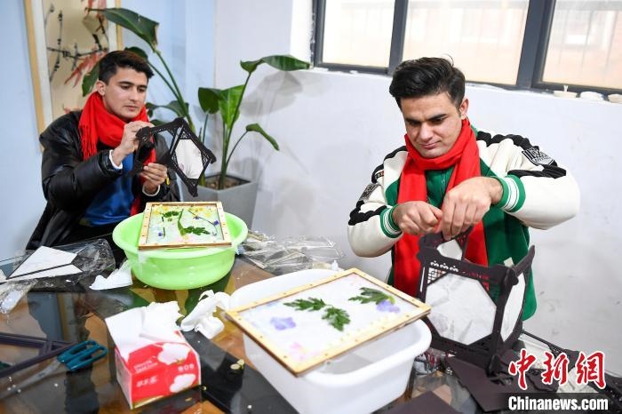 巴基斯坦留學生制作燈籠?！钊A峰 攝