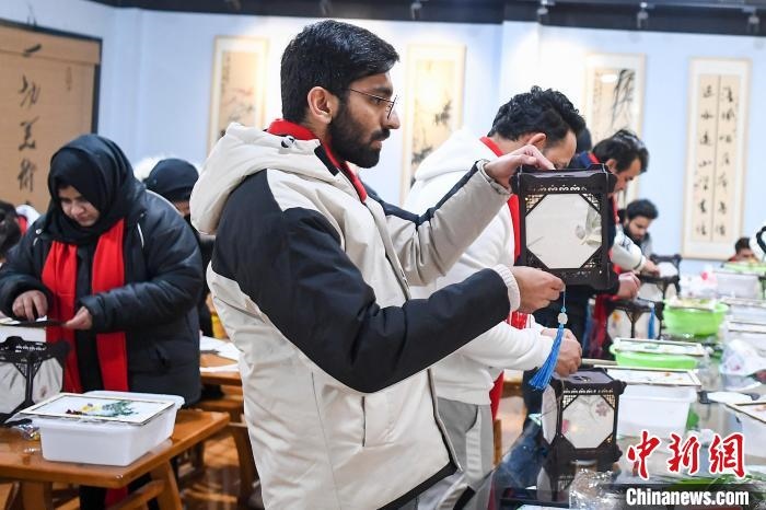 巴基斯坦留學生制作燈籠?！钊A峰 攝