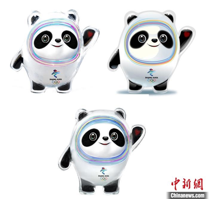 設(shè)計(jì)團(tuán)隊(duì)將“冰絲帶”的形象引入大熊貓后逐漸成型。上方兩個(gè)形象還是外八字腳，下方形象為最終定稿?！⑵皆乒﹫D