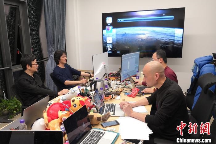 廣州美術(shù)學(xué)院曹雪、劉平云帶領(lǐng)的設(shè)計(jì)團(tuán)隊(duì)對(duì)北京冬奧會(huì)吉祥物加班加點(diǎn)進(jìn)行修改設(shè)計(jì)。(資料圖) 劉平云供圖