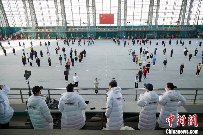 北京冬奧會閉幕式開始前，演員們在進行排練?！埼暮?供圖