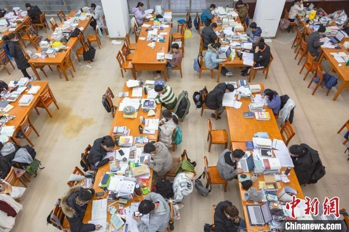 資料圖：南昌大學(xué)圖書館自習(xí)室內(nèi)，考生正在緊張復(fù)習(xí)?！⒘?攝