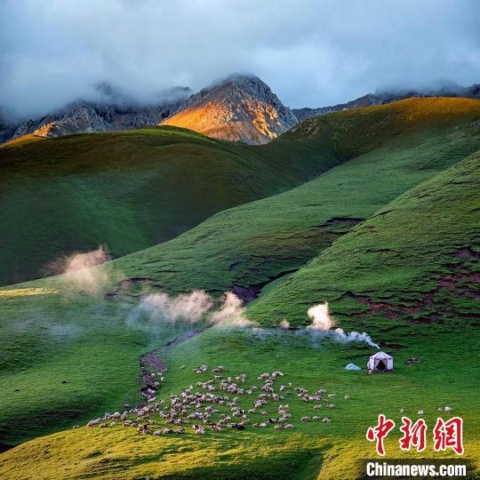 圖為作品《晨光炊煙》?！〗股?攝