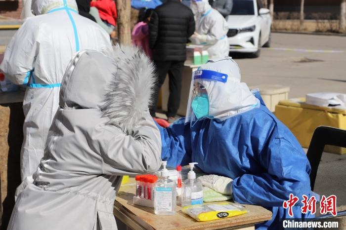 呼和浩特市民做核酸?！埩只?攝