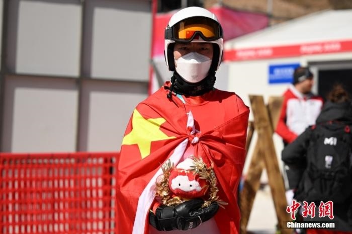 3月6日，中國選手梁景怡在賽后手捧吉祥物。當(dāng)日，北京2022年冬殘奧會殘奧高山滑雪男子超級大回轉(zhuǎn)-站姿決賽在國家高山滑雪中心舉行，中國選手梁景怡奪得冠軍。 <a target='_blank' href='/'>中新社</a>記者 劉冉陽 攝 　