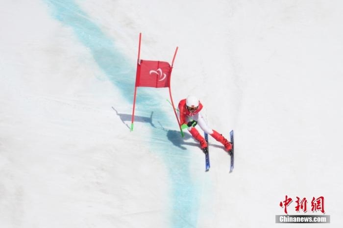 3月6日，中國選手梁景怡在比賽中。當(dāng)日，北京2022年冬殘奧會殘奧高山滑雪男子超級大回轉(zhuǎn)-站姿決賽在國家高山滑雪中心舉行，中國選手梁景怡奪得冠軍。 <a target='_blank' href='/'>中新社</a>記者 劉冉陽 攝 　
