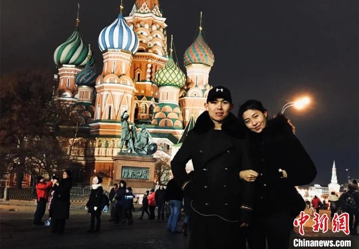 圖為敖木希勒夫婦留學(xué)合影?！“侥鞠＠展﹫D