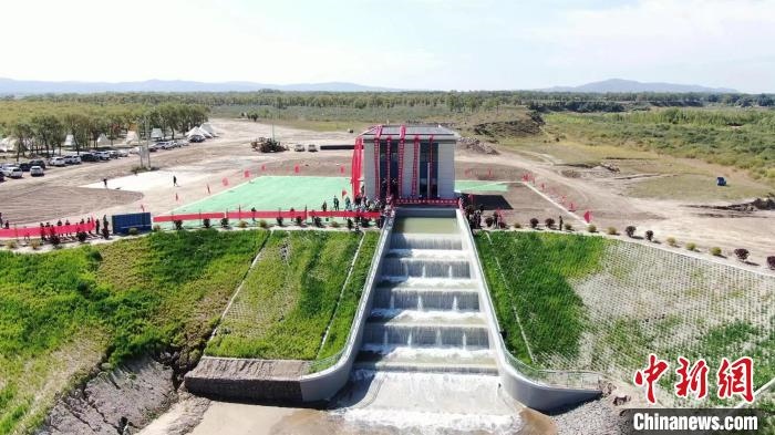 圖為生態(tài)補(bǔ)水現(xiàn)場(chǎng)?！》缎Э?攝