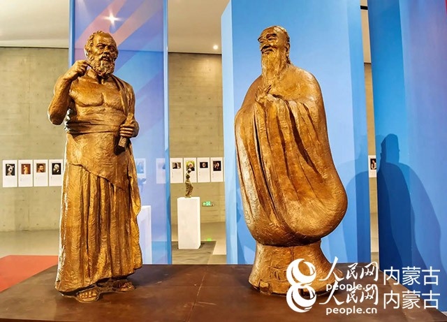 吳為山作品《神遇——孔子與蘇格拉底的對(duì)話》。實(shí)習(xí)生 楊光攝