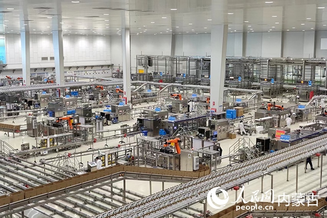 伊利健康谷液態(tài)奶生產(chǎn)基地。人民網(wǎng)記者 趙夢月攝