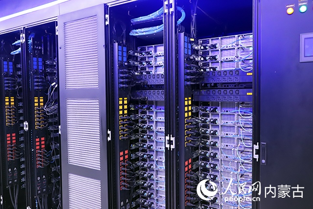 內(nèi)蒙古高性能計(jì)算公共服務(wù)平臺機(jī)房。人民網(wǎng)記者 苗陽攝