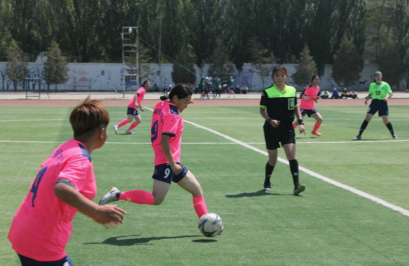 3.大學生足球聯(lián)賽本科組比賽現(xiàn)場，內(nèi)蒙古民族大學（粉色）對陣呼和浩特民族學院.JPG