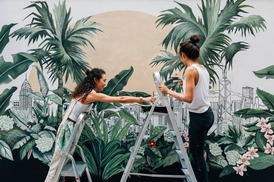 05. 藝術(shù)家梅慧欣、連佩汶與她們創(chuàng)作的壁畫(huà)作品.jpg