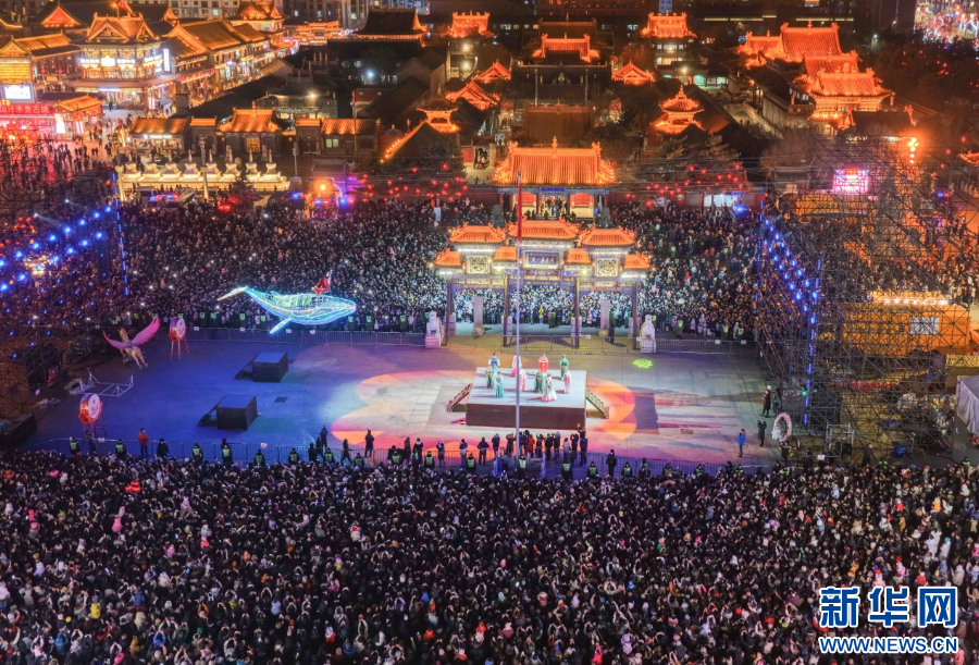 2025年12月31日晚，呼和浩特市玉泉區(qū)塞上老街旅游休閑街區(qū)跨年夜活動(dòng)現(xiàn)場(chǎng)游人如織。新華網(wǎng)發(fā)（丁根厚 攝）.jpg