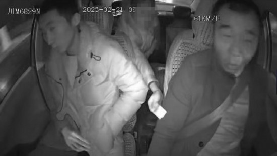 凌晨女子打車到江邊，并掏出百元大鈔給司機稱不用找了。資陽公安供圖