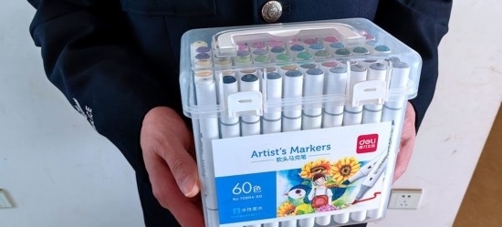 民警送上的馬克筆。資陽市公安供圖