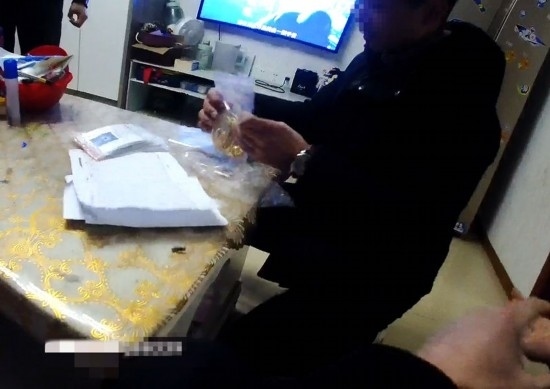 失主對照清單清點黃金等貴重物品。資陽市公安供圖