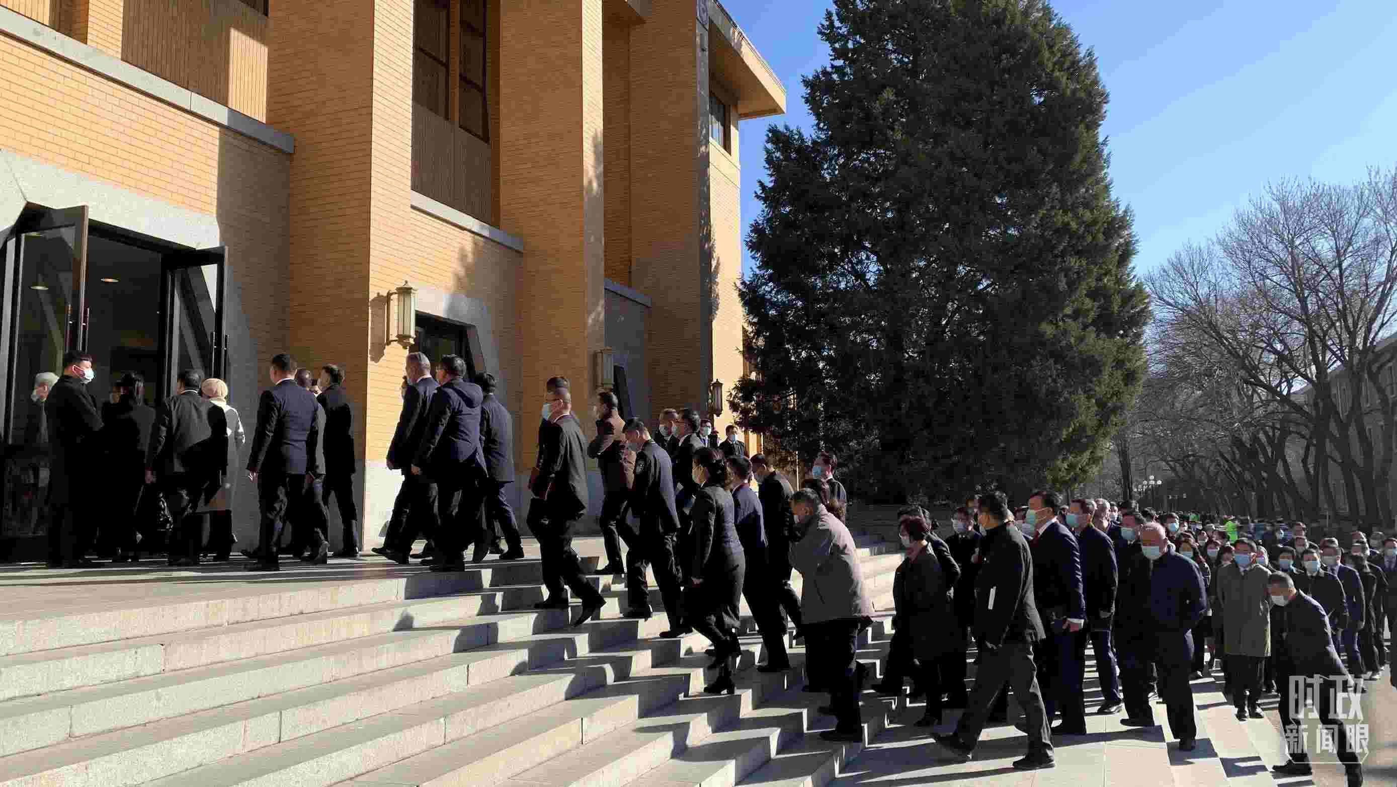 △參加這次慶祝大會暨開學(xué)典禮的與會人員正在步入會場。（總臺央視記者段德文拍攝）