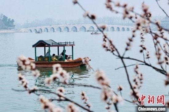 20日，頤和園游船開航。<a target='_blank' data-cke-saved-href='/' href='/'><p align=