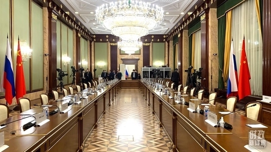 △俄羅斯聯(lián)邦政府大廈內(nèi)，習(xí)主席在這里會(huì)見俄羅斯總理米舒斯京。（總臺(tái)央視記者段德文拍攝）