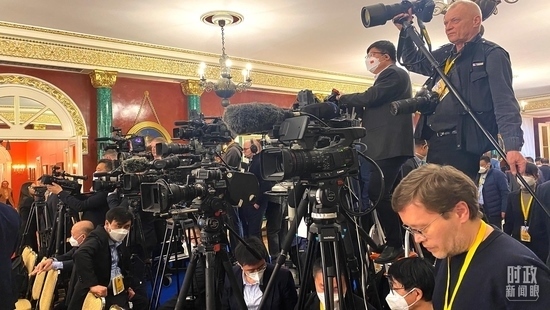 △等待中俄兩國(guó)元首共見記者的中外媒體同仁。（總臺(tái)央視記者段德文、李輝拍攝）