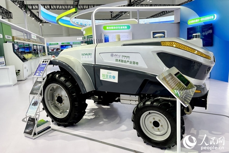 通過(guò)手機(jī)，就能指揮新能源無(wú)人駕駛拖拉機(jī)在田里作業(yè)。人民網(wǎng) 錢嘉禾攝