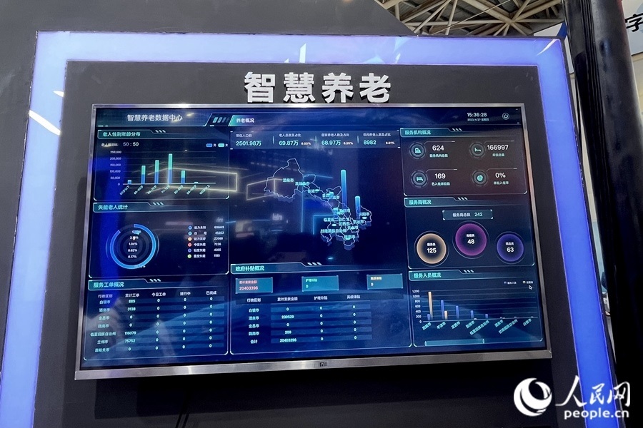“意康養(yǎng)”智慧養(yǎng)老平臺(tái)充分利用信息化手段，把轄區(qū)內(nèi)社會(huì)資源充分整合和調(diào)配，滿足老年人多元的養(yǎng)老服務(wù)需求。人民網(wǎng) 錢嘉禾攝