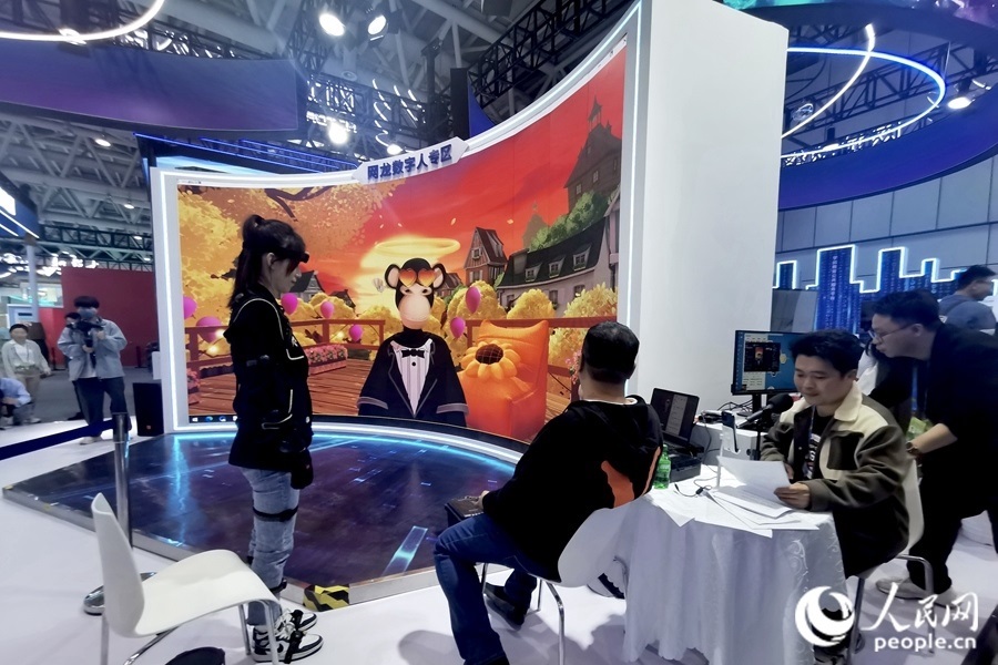 數(shù)字人主播“無(wú)聊猿”。人民網(wǎng) 葉青卿攝