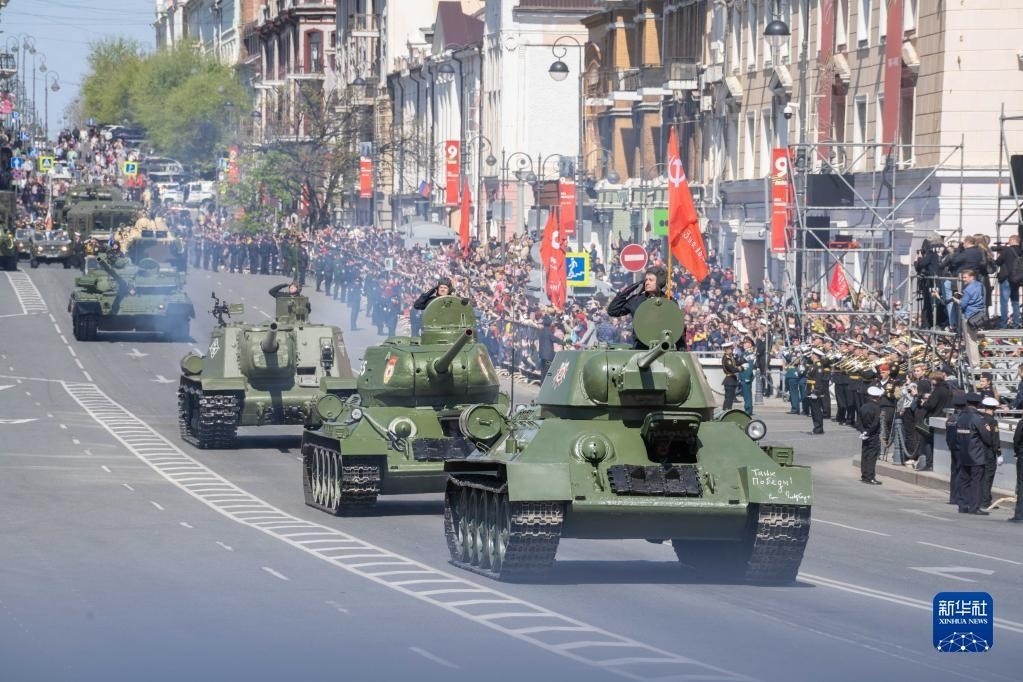 5月9日，在俄羅斯符拉迪沃斯托克市，坦克編隊(duì)參加閱兵式。新華社發(fā)（郭飛洲攝）