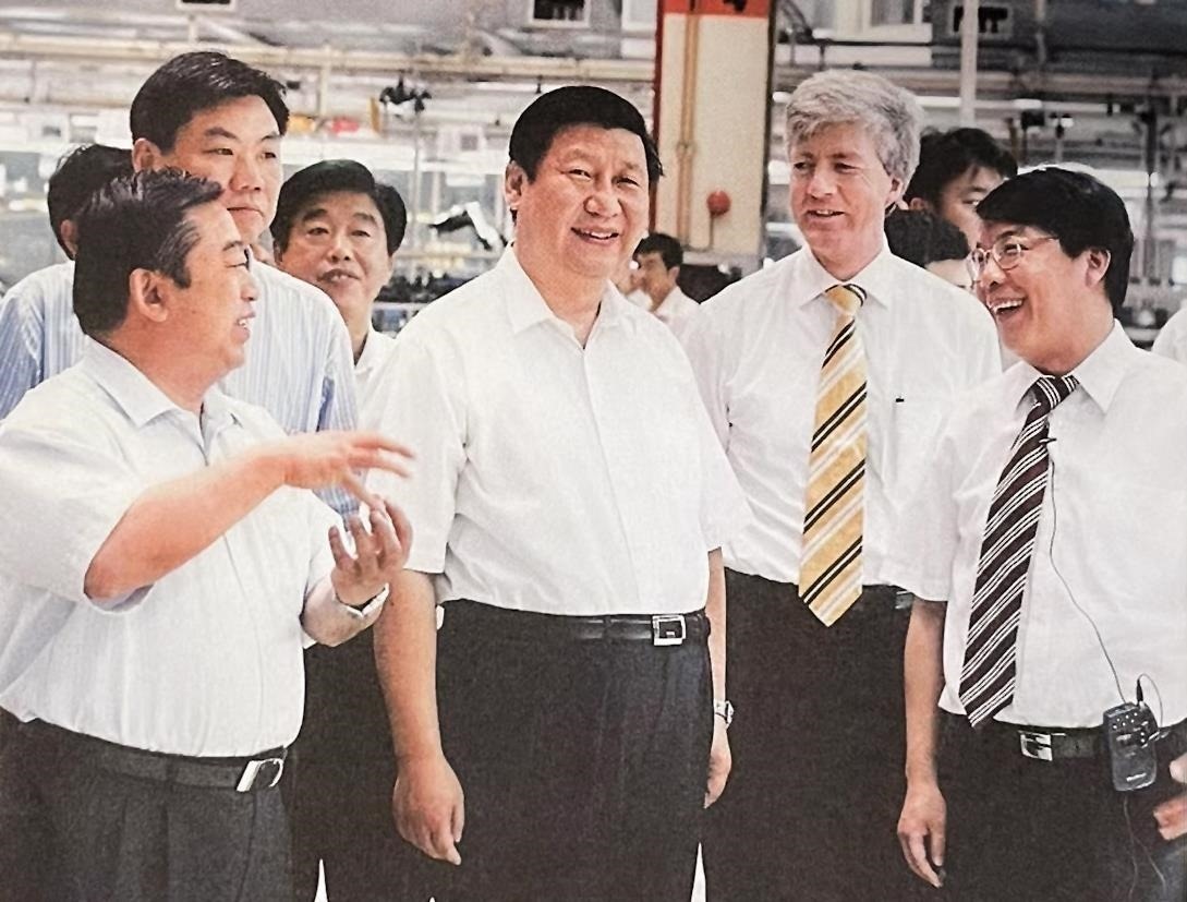 2007年7月，習近平調(diào)研上海大眾汽車有限公司。