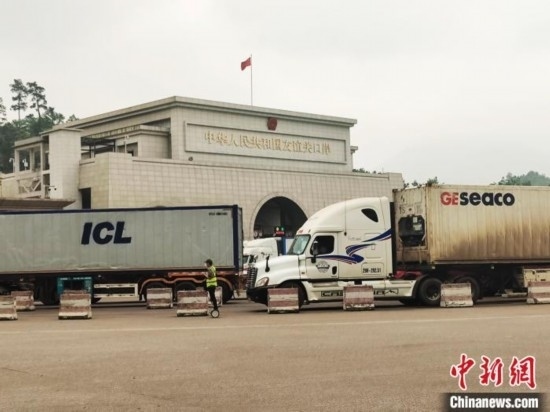 近日，位于中越邊境廣西憑祥市的友誼關(guān)口岸車水馬龍，裝載著東盟水果的跨境車輛來往不斷。黃艷梅 攝