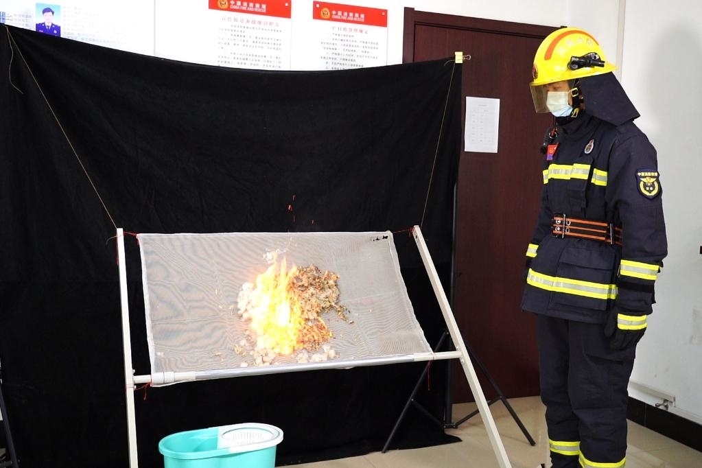 消防員在展示柳絮點燃實驗。 張少欣 攝