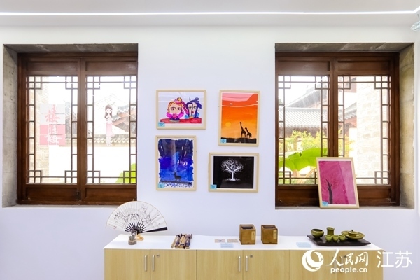 “棲棲小店”的文創(chuàng)產(chǎn)品展示廳。人民網(wǎng)記者 馬曉波攝