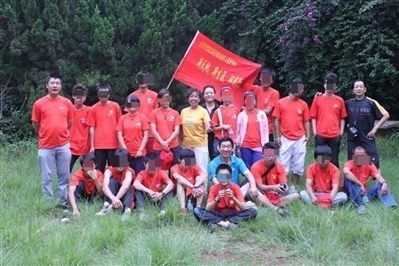 項(xiàng)目辦開展活動(dòng)合影，喬海云（后排中，黑衣）和張?jiān)氯纾ê笈庞乙唬? referrerpolicy=