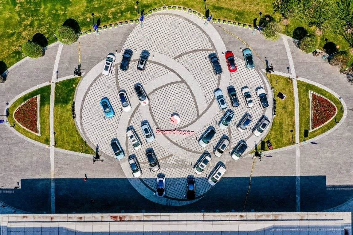 峰會(huì)戶外整車展示區(qū)俯瞰圖。（受訪者供圖）