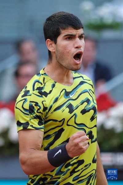 5月7日，阿爾卡拉斯在比賽中慶祝得分。當(dāng)日，在西班牙馬德里網(wǎng)球公開賽男單決賽中，西班牙選手阿爾卡拉斯以2比1戰(zhàn)勝德國(guó)選手施特魯夫，奪得冠軍。新華社記者 孟鼎博 攝